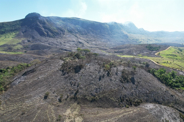 T&iacute;tulo: Morros queimados na TI Maxakali, em imagem de drone de 8 de outubro. Foto: Projeto H&atilde;mhi Terra Viva - Descri&ccedil;&atilde;o: Morros queimados na TI Maxakali, em imagem de drone de 8 de outubro. Foto: Projeto H&atilde;mhi Terra Viva